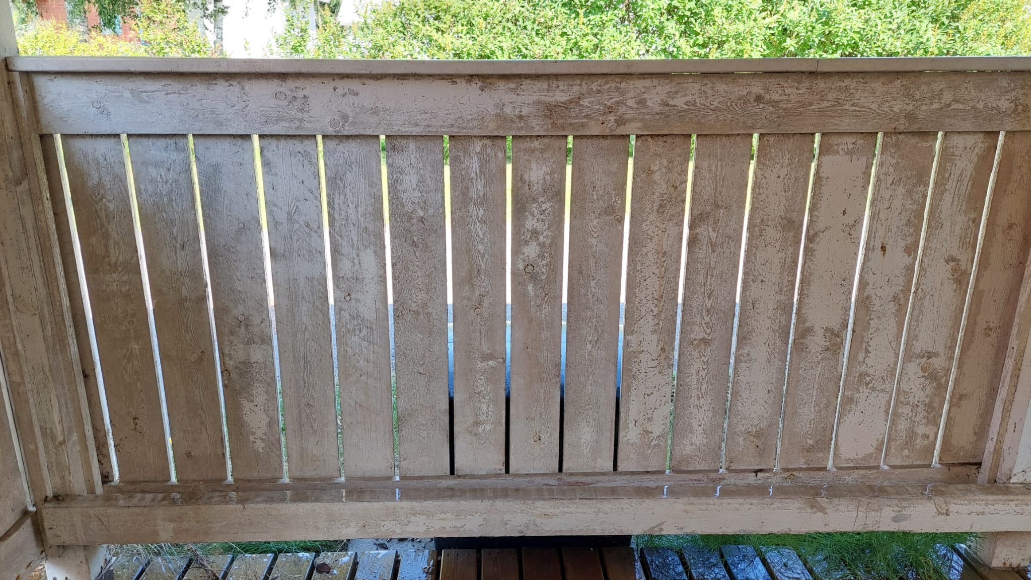 Ennen maalausta - roskakatoksen vanha pintamateriaali - kuluneet puuosat - homevahinko - Oulu ulkomaalauskunnostuskohde