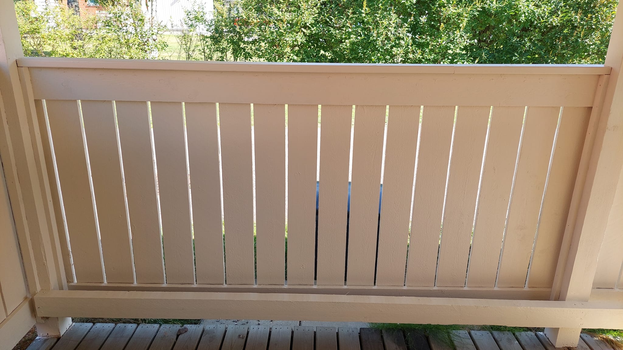 Jälkeen maalauksen - roskakatoksen uusi pintamaalaus - homeenestoaineella käsitelty - ammattitaitoinen ulkomaalaus Oulu - Ulkomaalarit