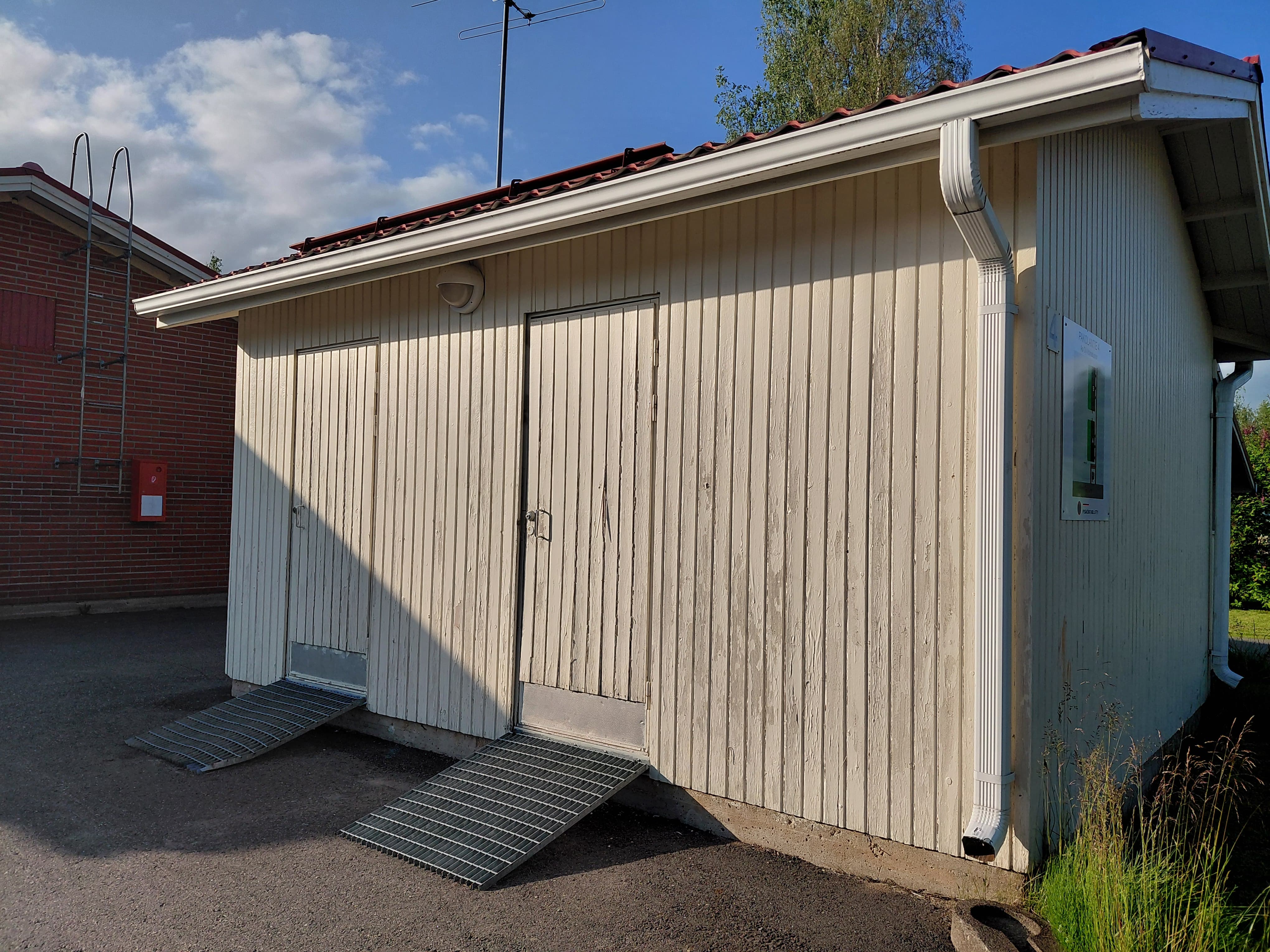 Ennen - vanhat kuluneet julkisivulaudat - vaurioitunut puupinta - kunnostusta tarvitseva seinä - ulkomaalausremontti Oulu