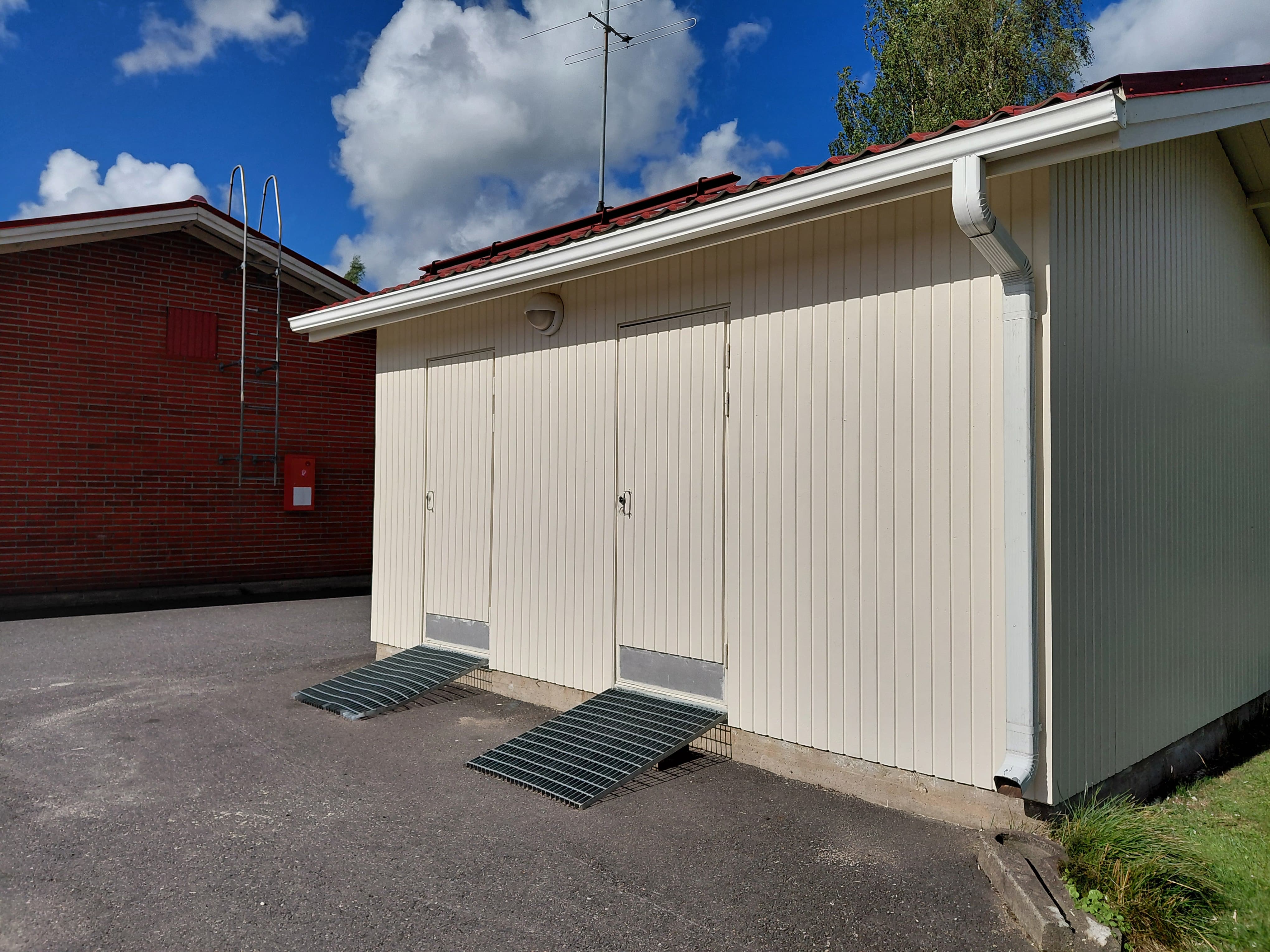 Jälkeen - uudet julkisivulaudat - pohjamaalattu seinä - ammattitimpurin ja maalarin yhteistyö - laadukas lopputulos Oulu Ulkomaalarit