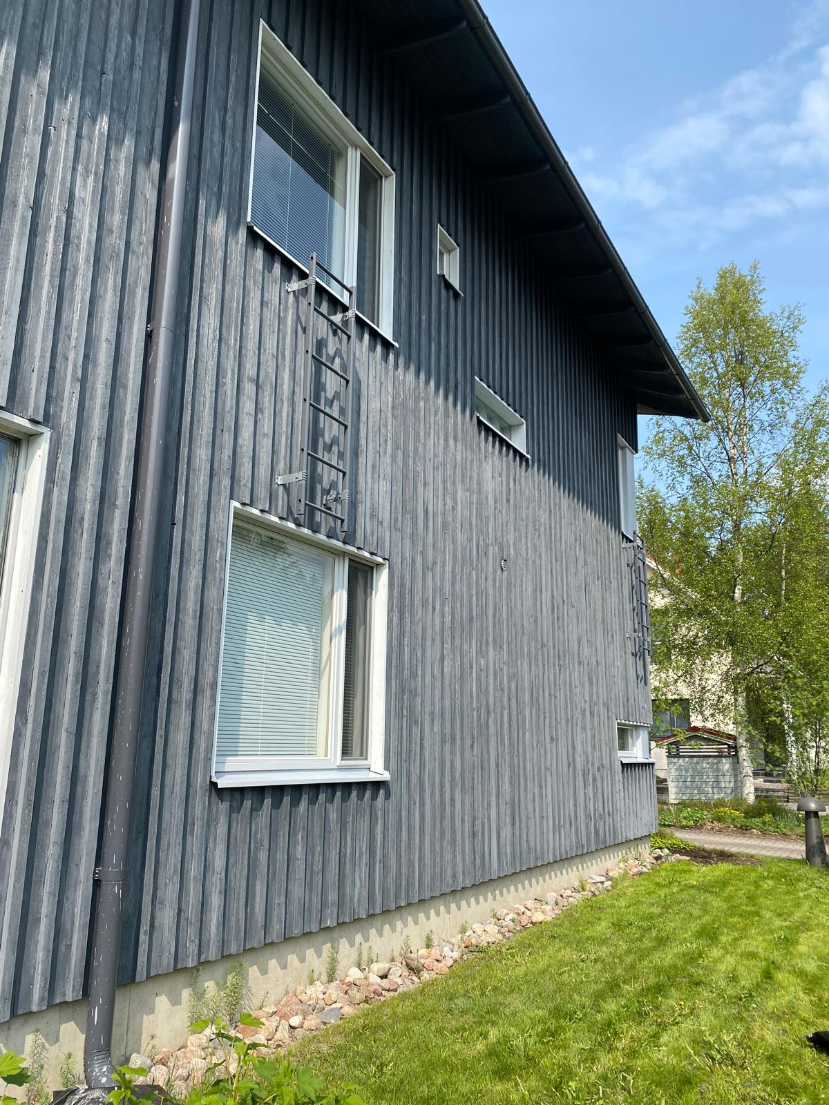 Ennen - liituuntunut ja hilseillään maalipinta - heltevaurioitunut ulkoseinä - pintaremontti tarve Oulu - ammattimaalarin arvio