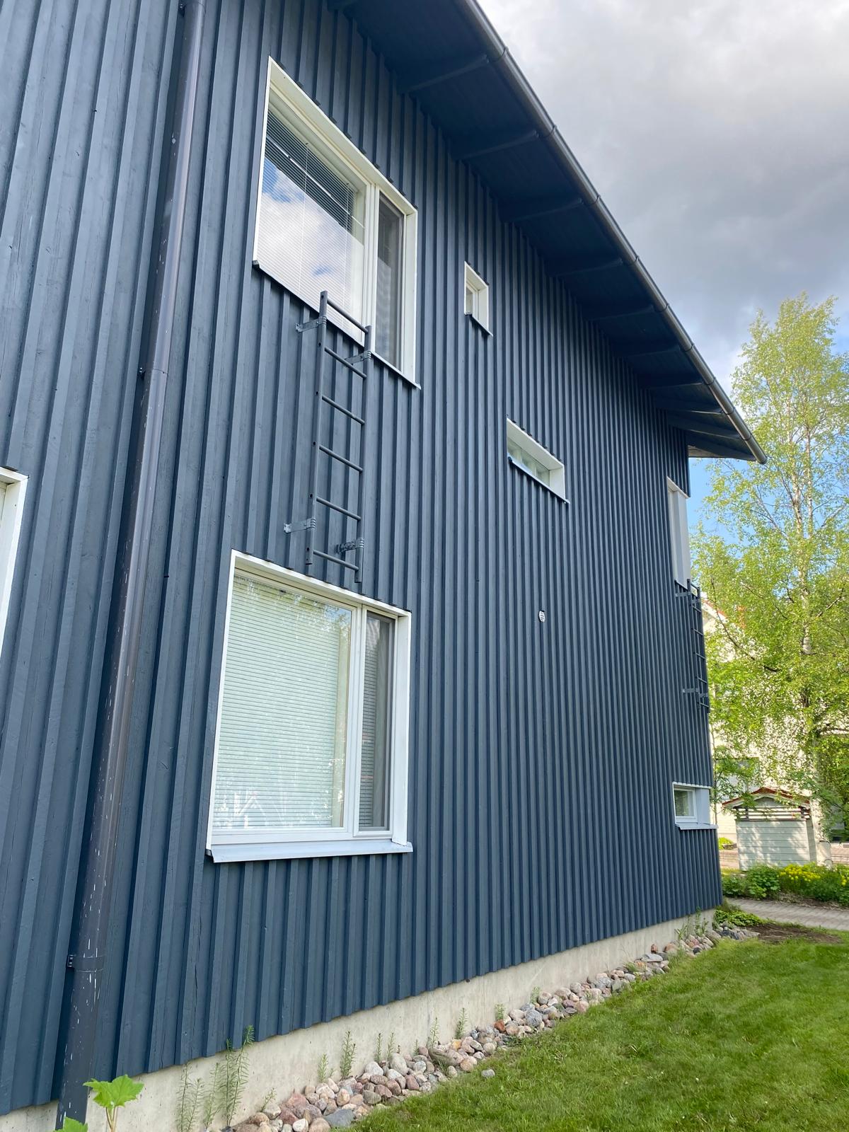 Jälkeen - uusi öljymaalipinta - skrapattu ja pestty homepesuaineella - kestävä ammattilaatuinen ulkomaalaus Oulu - Ulkomaalarit erikoisosaaminen