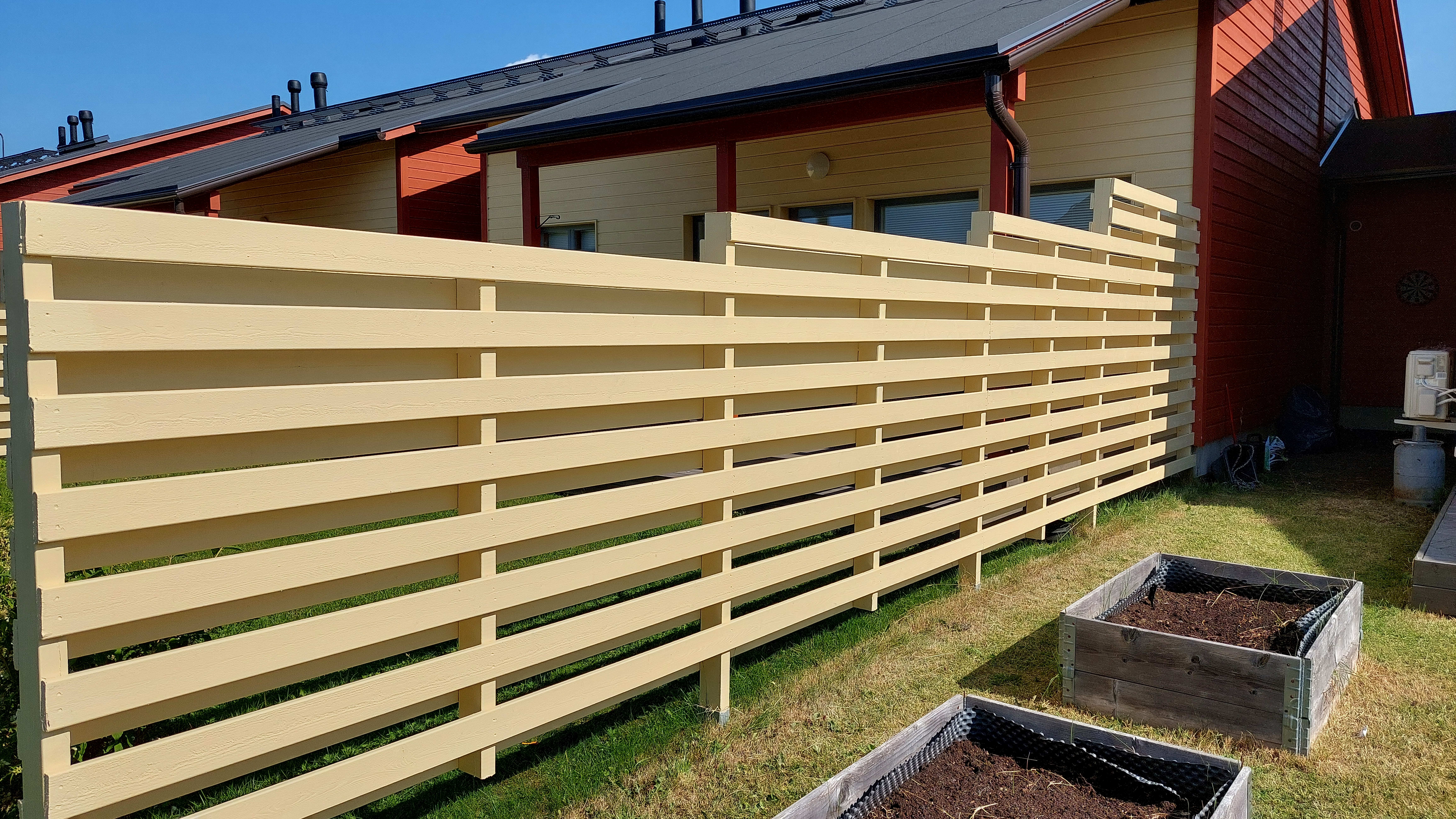 Taloyhtiön puuaidan huoltomaalaus Oulu - ammattitaitoinen aitamaalaus - ulkopuun pintasuojaus - Ulkomaalarit referenssikohde