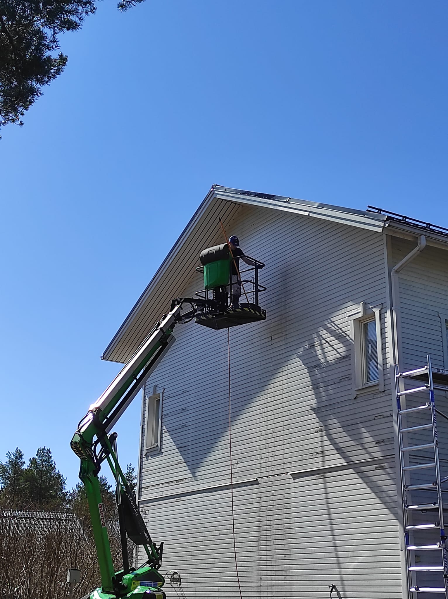 Henkilönostimen käyttö ulkomaalauksessa - vaikeaselitteisten kohteiden maalaus Oulu - korkeiden julkisivujen maalauspalvelu - Ulkomaalarit erikoisosaaminen