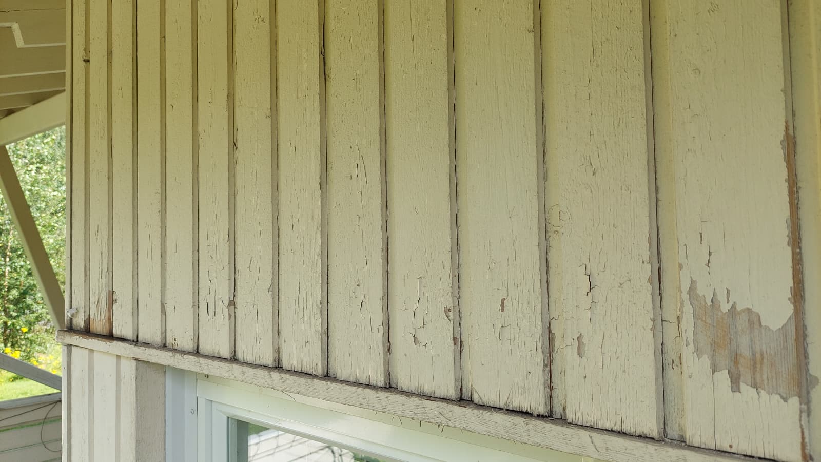 Ennen ulkomaalausta - julkisivun alkutila - kuluneet pintamateriaalit - ulkomaalauskunnostus Oulu vaihe 1